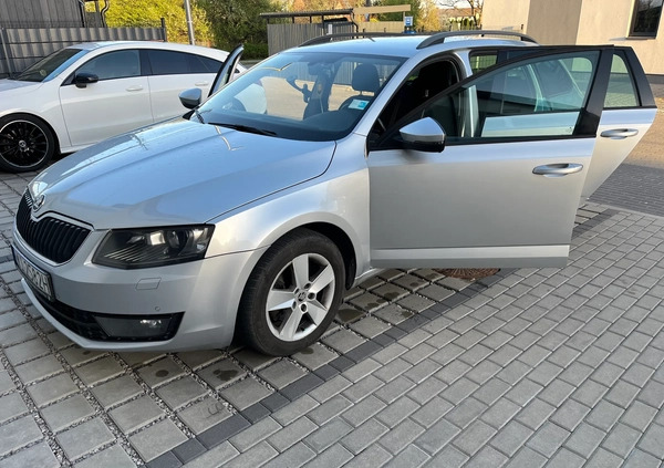 Skoda Octavia cena 35000 przebieg: 234000, rok produkcji 2015 z Warszawa małe 326